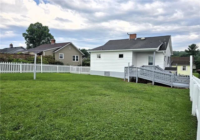 Photo 2 of Single family home for sale at 206 Meadowview Dr, Latrobe, PA 15650 | MLS# 1766885 | Listing updated on 2026-08-31