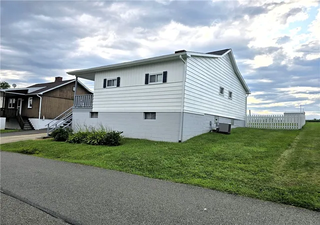 Photo 3 of Single family home for sale at 206 Meadowview Dr, Latrobe, PA 15650 | MLS# 1766885 | Listing updated on 2026-08-31