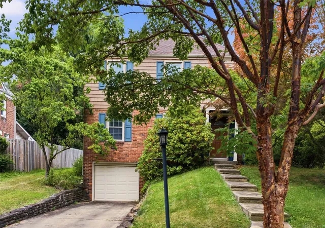 2nd image of 323 Constitution Dr, Pleasant Hills, PA 15236 | MLS# 1766812