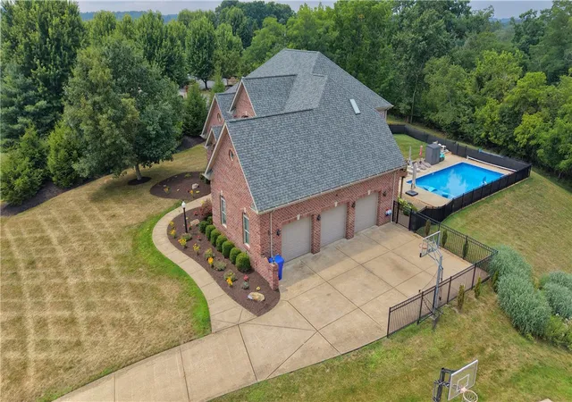 2nd image of 2 Presidential Ln, Adams Twp, PA 16059 | MLS# 1767063