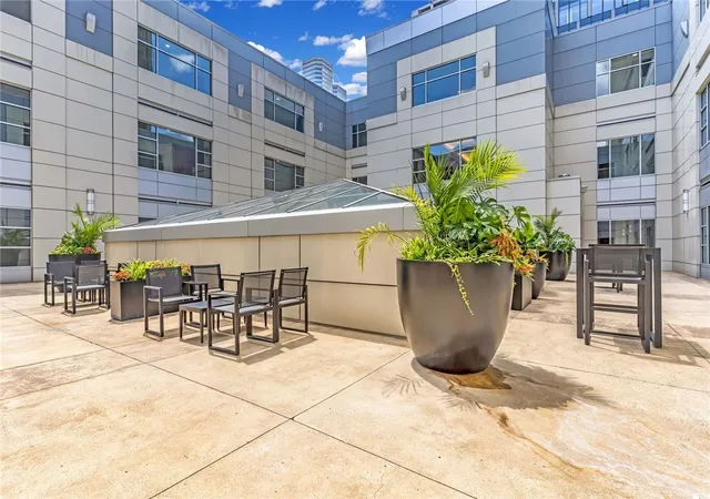 Listing Photo 2 - Condo for sale in building located at 301 5th Ave, Pittsburgh, PA 15222 - Unit #606