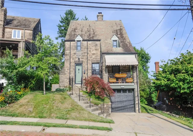 Photo 3 of Single family home for sale at 652 Royce Ave, Mt Lebanon, PA 15243 | MLS# 1767324 | Listing updated on 2026-08-03