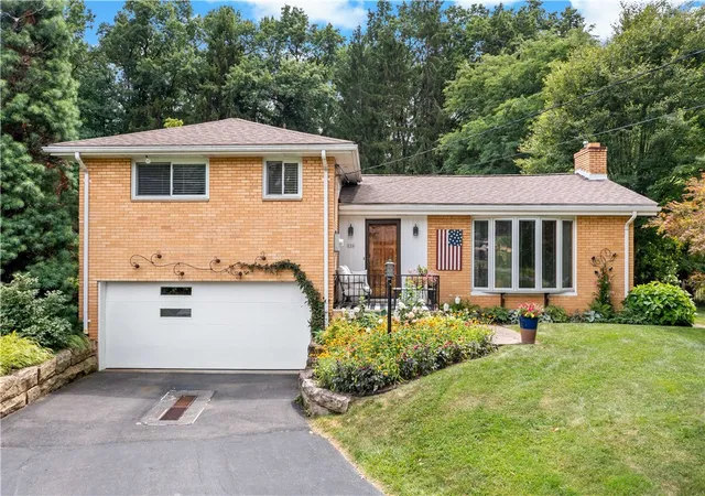 Photo 1 of Single family home for sale at 124 Oak Hills Manor, Penn Twp, PA 16002 | MLS# 1766795 | Listing updated on 2026-07-31