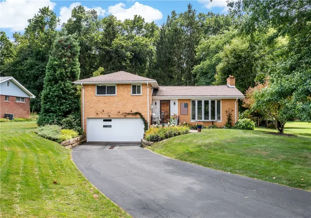 Photo 2 of Single family home for sale at 124 Oak Hills Manor, Penn Twp, PA 16002 | MLS# 1766795 | Listing updated on 2026-07-31