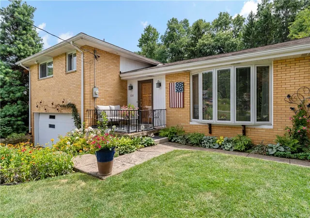 Photo 2 of Single family home for sale at 124 Oak Hills Manor, Penn Twp, PA 16002 | MLS# 1766795 | Listing updated on 2026-07-31