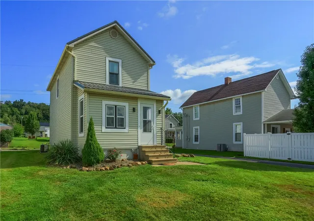 Photo 4 of Sale Pending at 321 Hazel Ave, Ellwood City, PA 16117 | MLS# 1767436 | Listing updated on 2026-09-01