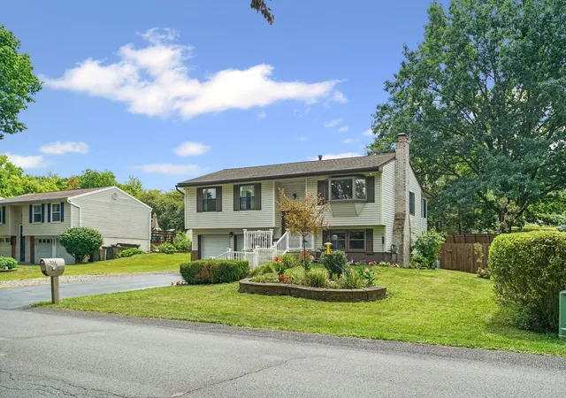 2nd image of 443 Deerfield Dr, Cranberry Twp, PA 16066 | MLS# 1767479