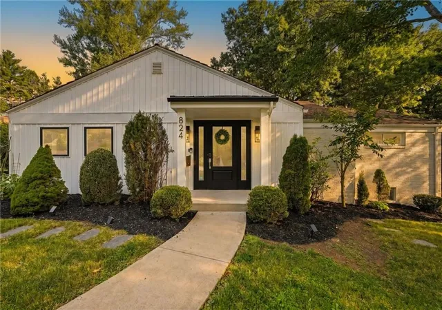 1st image of 824 Foxland Dr, Mt Lebanon, PA 15243 | MLS# 1767537