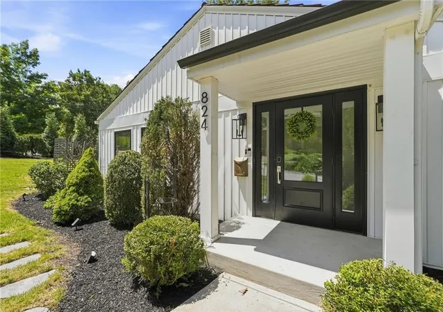 2nd image of 824 Foxland Dr, Mt Lebanon, PA 15243 | MLS# 1767537