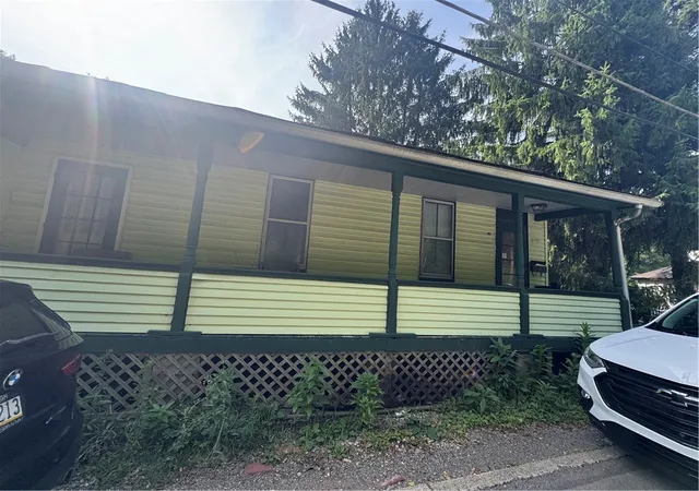 Photo 4 of Single family home for sale at 1004 Ravine St, Munhall, PA 15120 | MLS# 1767033 | Listing updated on 2026-08-01
