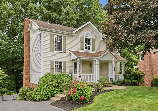 2nd image of 214 Thornwood Ct, Moon/crescent Twp, PA 15108 | MLS# 1767239