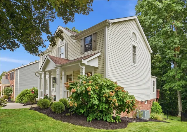 3rd image of 214 Thornwood Ct, Moon/crescent Twp, PA 15108 | MLS# 1767239