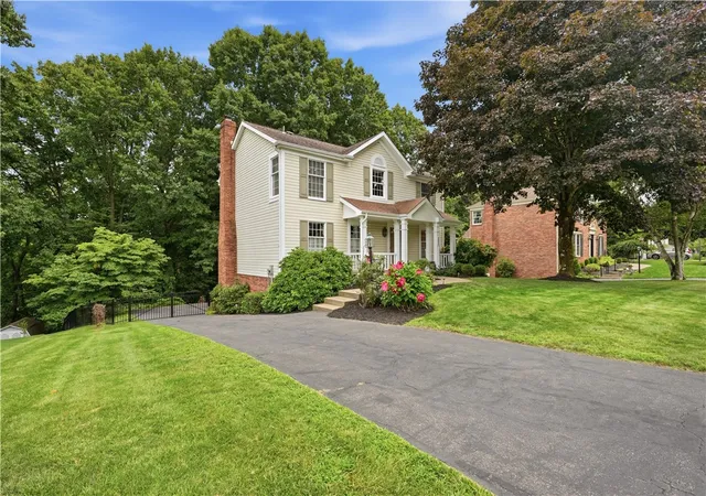 5th image of 214 Thornwood Ct, Moon/crescent Twp, PA 15108 | MLS# 1767239