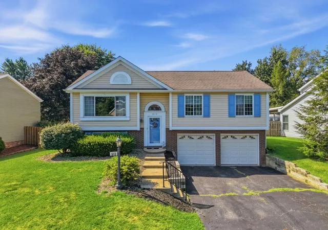 1st image of 513 Sarah Dr, Cranberry Twp, PA 16066 | MLS# 1767856