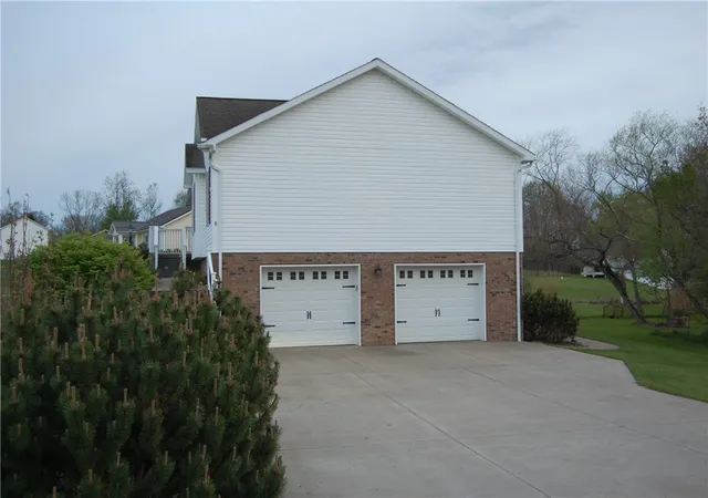 Photo 3 of Single family home for sale at 5 Blackberry Ln, Pine Twp, PA 16127 | MLS# 1768123 | Listing updated on 2026-10-05