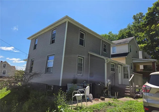 3rd image of 712 6th St, Ellwood City, PA 16117 | MLS# 1768159
