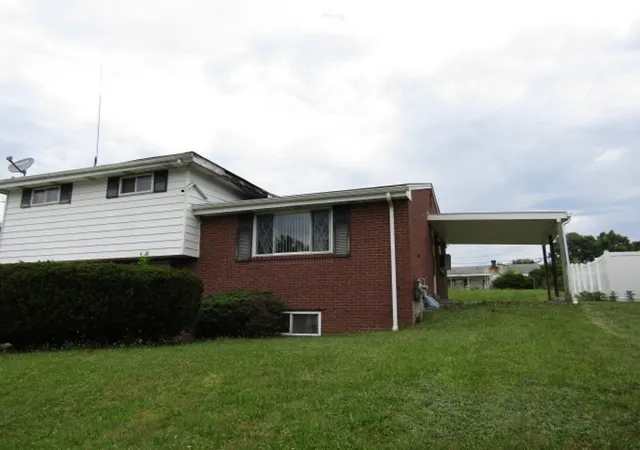 2nd image of 403 Oak Ave, Elizabeth Twp/boro, PA 15037 | MLS# 1768259