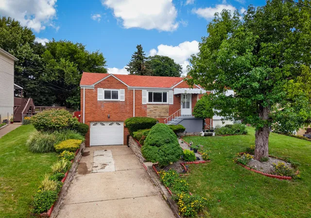 Photo 1 of Single family home for sale at 424 Lois Dr, Baldwin Boro, PA 15236 | MLS# 1769783 | Listing updated on 2026-08-31