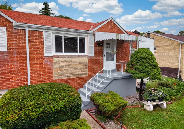 Photo 3 of Single family home for sale at 424 Lois Dr, Baldwin Boro, PA 15236 | MLS# 1769783 | Listing updated on 2026-08-31