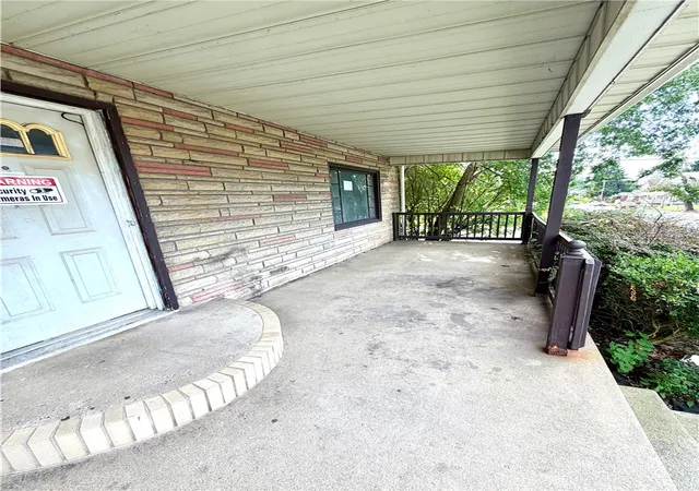 Photo 3 of Single family home for sale at 820 Lathrop St, New Castle, PA 16101 | MLS# 1770119 | Listing updated on 2026-09-21