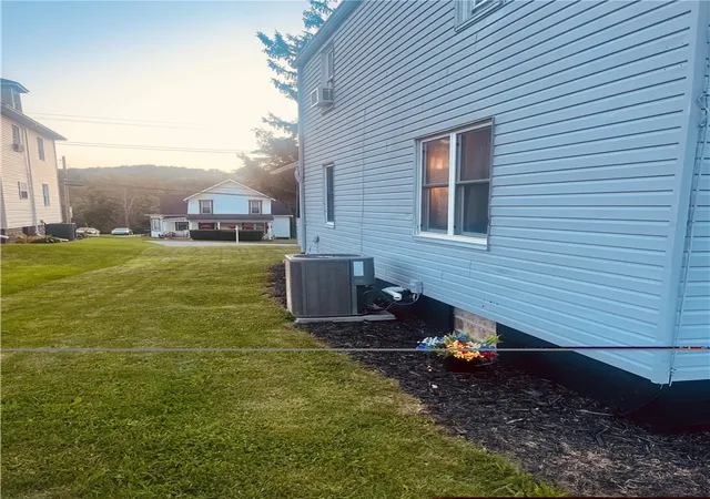 Photo 3 of Single family home for sale at 1309 Main St, Burgettstown Boro, PA 15021 | MLS# 1770207 | Listing updated on 2026-08-31