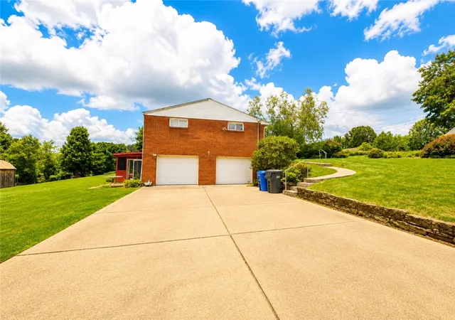 Photo 3 of Single family home for sale at 124 Tanglewood Dr, Middlesex Twp, PA 16059 | MLS# 1770264 | Listing updated on 2026-08-31