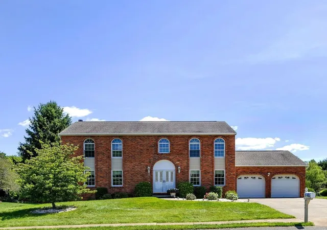Photo 1 of Sale Pending at 204 Trillium Dr, Cranberry Twp, PA 16066 | MLS# 1770391 | Listing updated on 2026-08-31