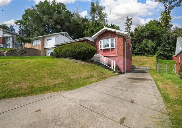 Photo 3 of Single family home for sale at 150 Queenston Dr, Wilkins Twp, PA 15235 | MLS# 1772143 | Listing updated on 2026-08-31