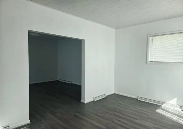 Photo 3 of Single family home for sale at 201 Hickory St, City Of But Ne, PA 16001 | MLS# 1773526 | Listing updated on 2026-10-08