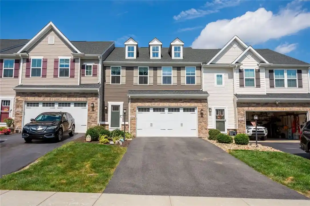 Townhouse for sale at 1435 Deer Crk Xing Dr, Cecil, PA 15317 | MLS# 1774045