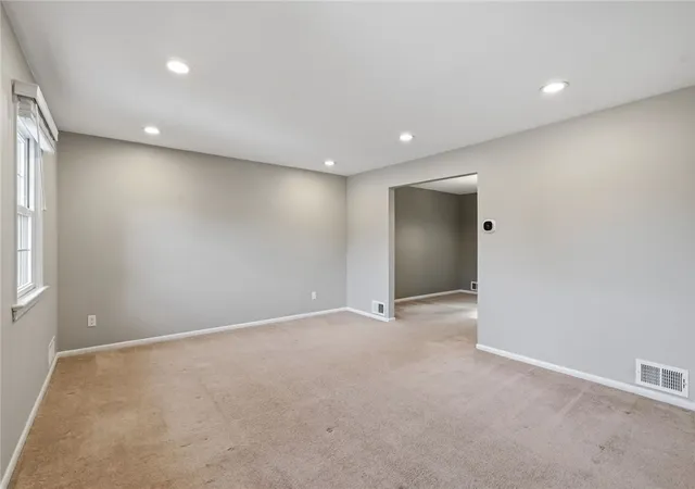 Photo 4 of Single family home for sale at 1349 Sturdy Oak Dr, Scott Twp, PA 15220 | MLS# 1774384 | Listing updated on 2026-10-04
