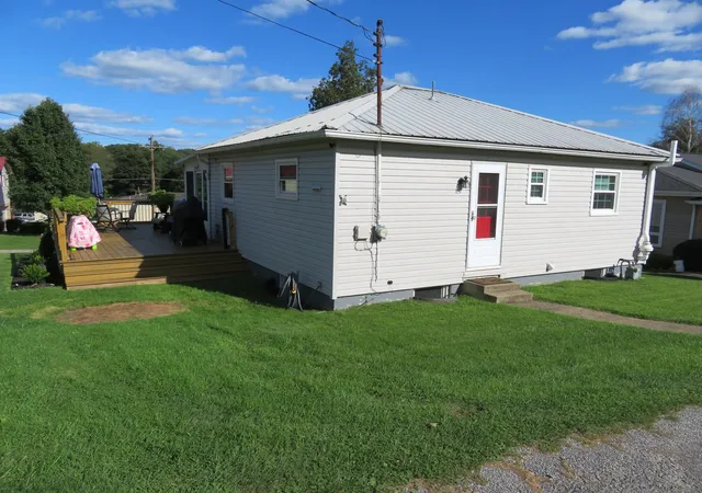 Photo 1 of Single family home for sale at 515 Clydesdale Ave, Ellport Boro, PA 16117 | MLS# 1774659 | Listing updated on 2026-10-27
