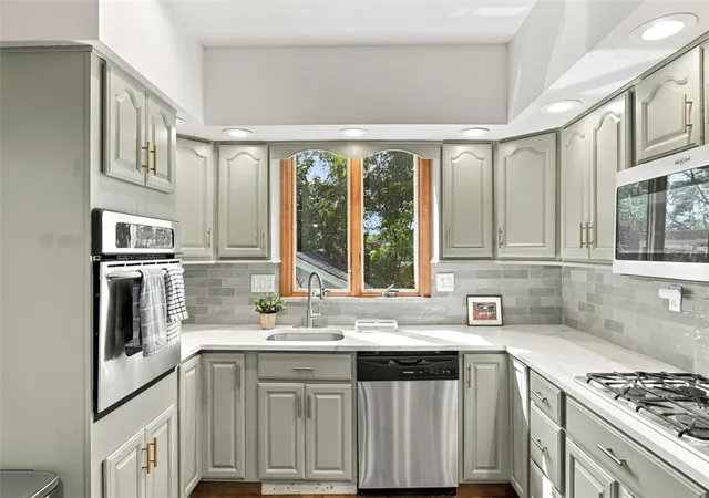 Photo 3 of Single family home for sale at 5912 Phillips Ave, Squirrel Hill, PA 15217 | MLS# 1774488 | Listing updated on 2026-10-06