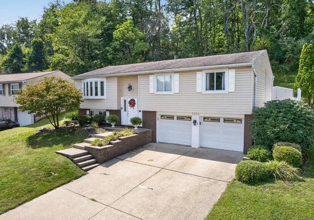 Photo 3 of Single family home for sale at 1224 Armstrong Dr, South Park, PA 15129 | MLS# 1774394 | Listing updated on 2026-10-04