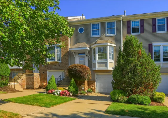 Photo 2 of Townhouse for sale at 424 Parkridge Ln, Moon/crescent Twp, PA 15108 | MLS# 1774526 | Listing updated on 2026-09-22