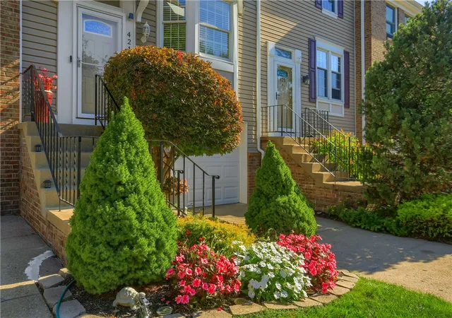 Photo 3 of Townhouse for sale at 424 Parkridge Ln, Moon/crescent Twp, PA 15108 | MLS# 1774526 | Listing updated on 2026-09-22