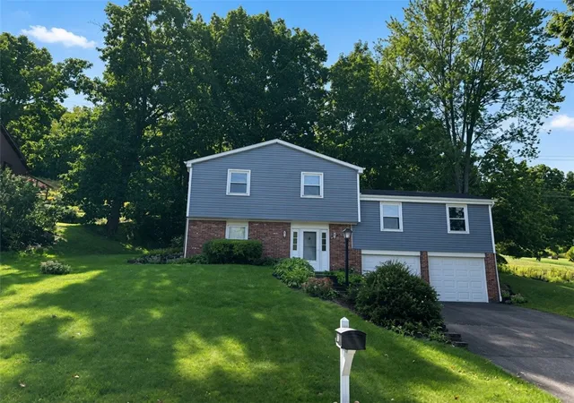 Photo 2 of Single family home for sale at 171 Oakdale Dr, Zelienople Boro, PA 16063 | MLS# 1774482 | Listing updated on 2026-10-10
