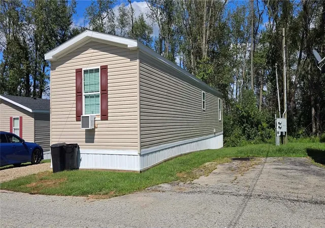 Photo 3 of Manufactured home for sale at 140 Roundtop Cir, East Huntingdon, PA 15683 | MLS# 1774642 | Listing updated on 2026-09-25
