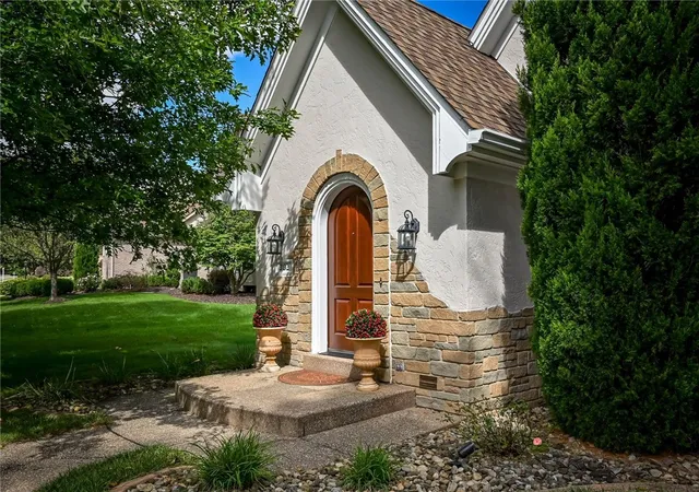 Photo 2 of Sale Pending at 302 Ashbury Ct, Cranberry Twp, PA 16066 | MLS# 1774705 | Listing updated on 2026-09-23