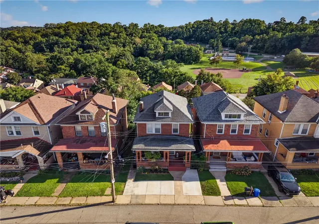 Photo 3 of Single family home for sale at 1448 Bellaire Pl, Brookline, PA 15226 | MLS# 1774787 | Listing updated on 2026-09-20