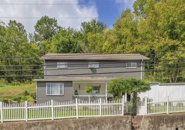 Photo 2 of Single family home for sale at 1722 Blythedale Rd, Elizabeth Twp/boro, PA 15018 | MLS# 1774798 | Listing updated on 2026-09-26