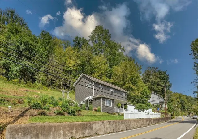 Photo 3 of Single family home for sale at 1722 Blythedale Rd, Elizabeth Twp/boro, PA 15018 | MLS# 1774798 | Listing updated on 2026-09-26