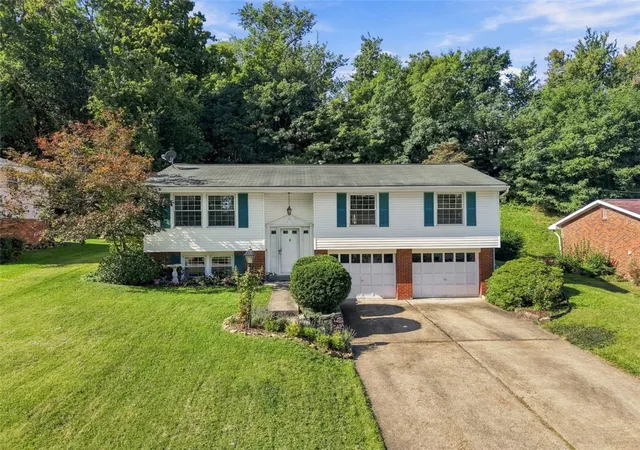 Photo 1 of Single family home for sale at 125 Dover Dr, Moon/crescent Twp, PA 15108 | MLS# 1774978 | Listing updated on 2026-09-21