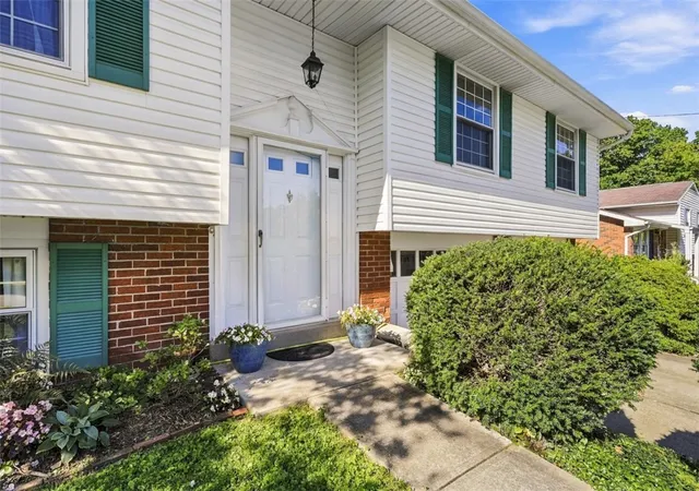 Photo 2 of Single family home for sale at 125 Dover Dr, Moon/crescent Twp, PA 15108 | MLS# 1774978 | Listing updated on 2026-09-21