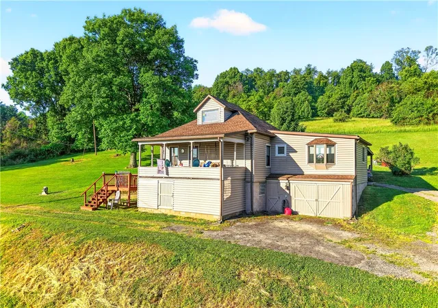Photo 3 of Single family home for sale at 2774 Schwirian Dr, Elizabeth Twp/boro, PA 15037 | MLS# 1774900 | Listing updated on 2026-10-08