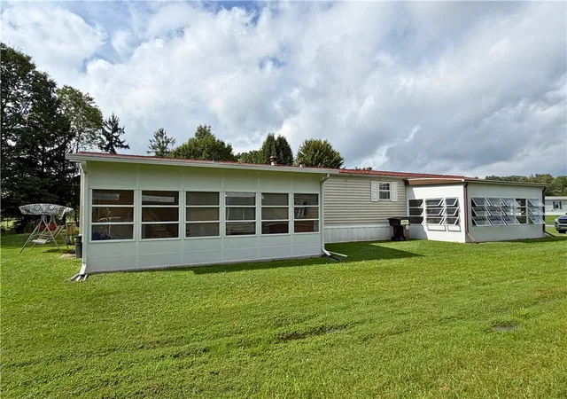 Photo 3 of Sale Pending at 1551 Lee Ln, Grove City Boro, PA 16127 | MLS# 1775046 | Listing updated on 2026-10-09