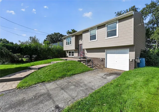 Photo 3 of Single family home for sale at 768 Illini Dr, Monroeville, PA 15146 | MLS# 1771819 | Listing updated on 2026-09-19