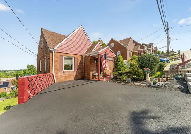 Photo 3 of Single family home for sale at 3808 Middleboro Rd, Castle Shannon, PA 15234 | MLS# 1775090 | Listing updated on 2026-09-21