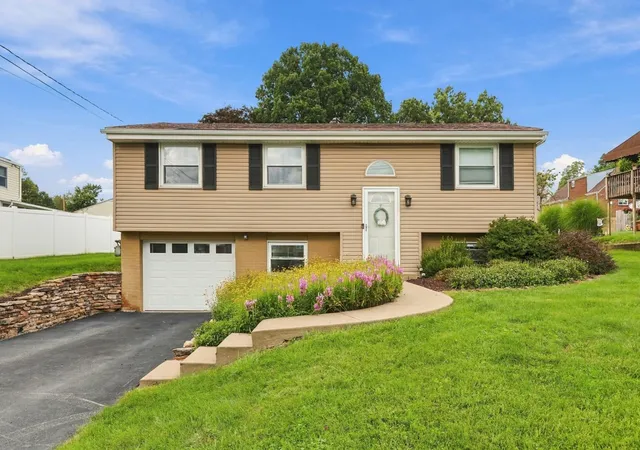 Photo 1 of Single family home for sale at 1517 Fernledge Dr, Shaler, PA 15101 | MLS# 1775135 | Listing updated on 2026-09-27