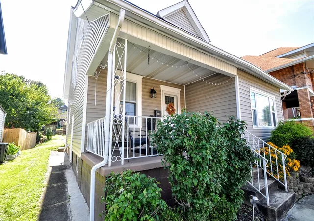 Photo 3 of Single family home for sale at 505 Crest Ave, Charleroi Boro, PA 15022 | MLS# 1774891 | Listing updated on 2026-09-23